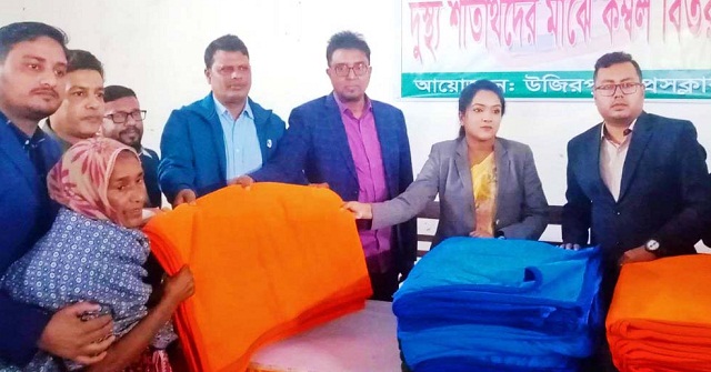 শীতার্তদের মাঝে উজিরপুর প্রেসক্লাবের কম্বল বিতরণ