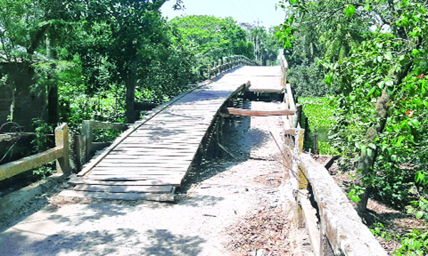 সেতুর একাংশ খালে, তক্তায় পারাপার