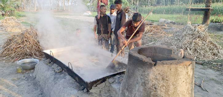 রমজান ঘিরে গুড় তৈরিতে ব্যস্ত আখচাষিরা