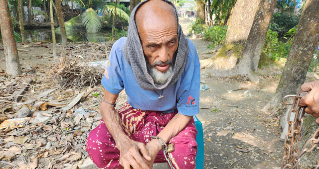শিকলে বাঁধা বৃদ্ধ সোলেমানের দুঃসহ জীবন