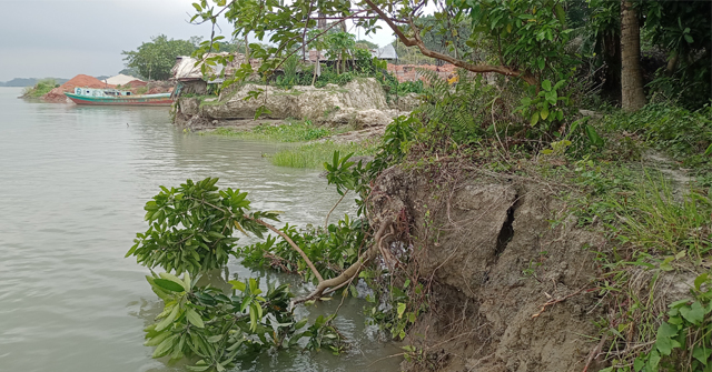 নদী ভাঙ্গনের ঝুঁকিতে রহমতপুর-মীরগঞ্জ সড়ক