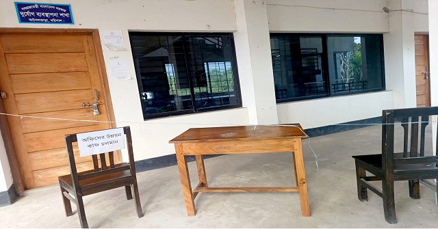  আগৈলঝাড়ায় সরকারী অফিসের প্রবেশ পথে চেয়ার-টেবিল ও রশি টানিয়ে অফিস করছেন কর্মকর্তা 