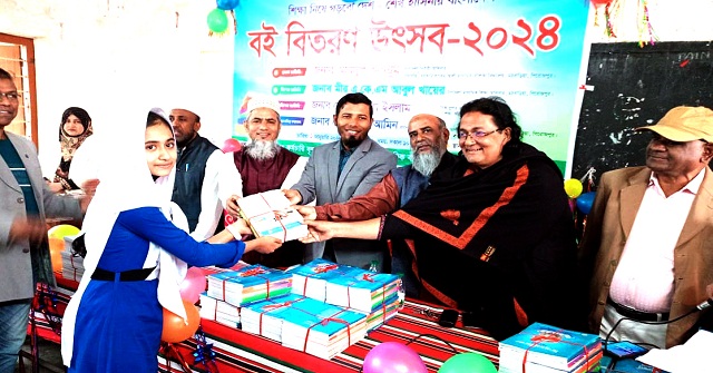 মঠবাড়িয়ায় ৪ লাখ ১২ হাজার ৬০ জন শিক্ষার্থী পেল নতুন বই
