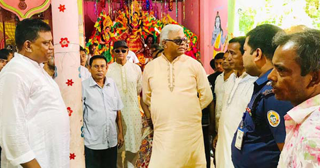 উজিরপুরে এমপি শাহে আলমের পূজা মন্ডপ পরিদর্শন