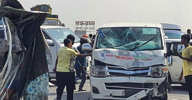 কাঁচপুরে মাইক্রোবাস-অটোরিকশা সংঘর্ষ, ঝালকাঠির মামুনসহ নিহত ৫
