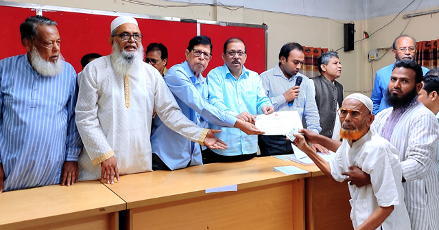 বরিশালে বীর মুক্তিযোদ্ধাদের সনদ-স্মার্ট কার্ড বিতরণ