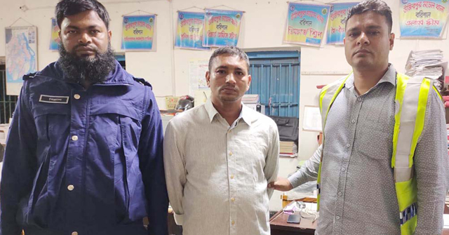 বরিশালে বাকিতে চামড়া নিচ্ছেন আড়তদাররা