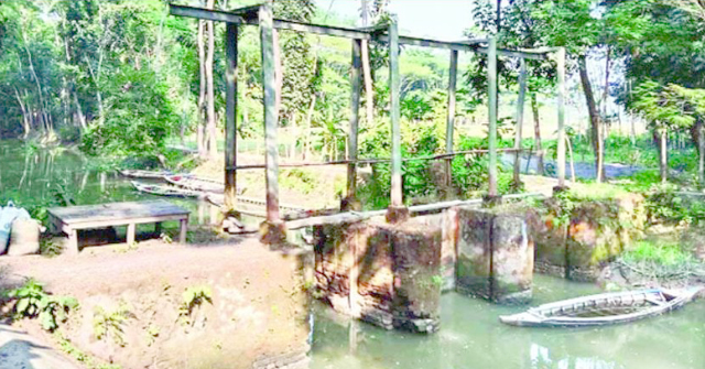ভাণ্ডারিয়া ছয় গ্রামের মানুষের গলার কাঁটা ১২ স্লুইসগেট