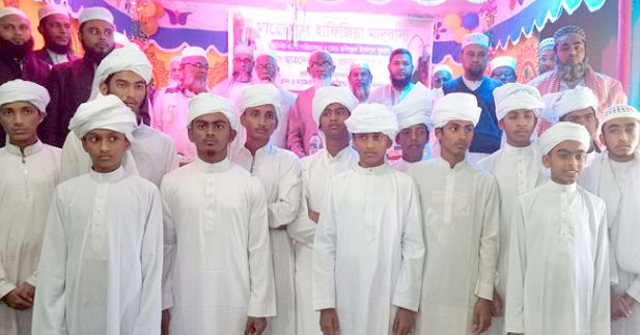 পাথরঘাটায় ১৪ জন হাফেজকে পাগড়ি দিয়ে সম্মাননা