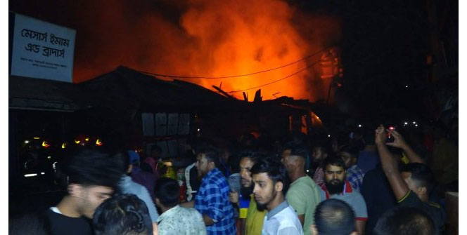 মোহাম্মদপুরে কৃষি মার্কেটে আগুনে প্রায় ৫০০ দোকান পুড়ে ছাই, দাবি ব্যবসায়ীদের