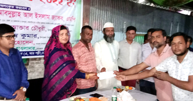 মনপুরায় ১০টি পূজামন্ডপে অনুদান দিলেন এমপি জ্যাকব