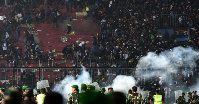 ইন্দোনেশিয়ায় ফুটবল মাঠে সংঘর্ষ-পদদলিত হয়ে নিহত বেড়ে ১৭৪