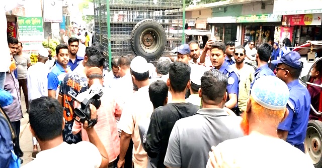 ঝালকাঠির বাজারে দ্বিতীয় দিনের মুরগি বিক্রি বন্ধ রেখেছে বিক্রেতারা