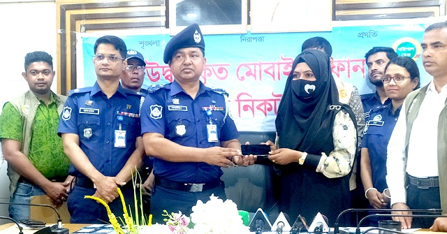 হারানো অর্ধশতাধিক মোবাইল ফোন মালিককে ফিরিয়ে দিল পুলিশ