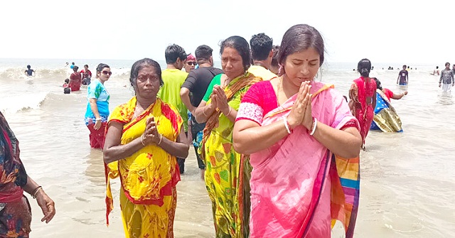 পাপ মোচন ও বিশ্বশান্তি প্রতিষ্ঠায় কুয়াকাটা সৈকতে স্নান উৎসব