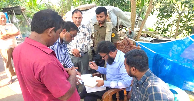 মঠবাড়িয়ায় বাল্য বিবাহ বন্ধে তথ্য কার্ড প্রদান 