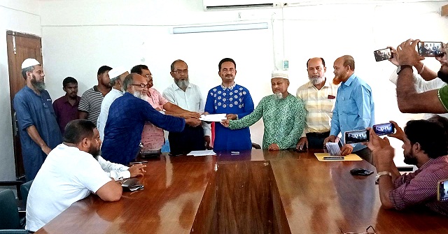 মঠবাড়িয়ায় অগ্নিকাণ্ডে ক্ষতিগ্রস্থ ২৬ ব্যবসায়ীকে অর্থ সহায়তা 