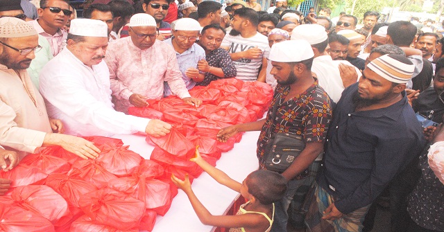 বরিশালে দুস্থদের মাঝে বিএনপির খাবার বিতরণ 