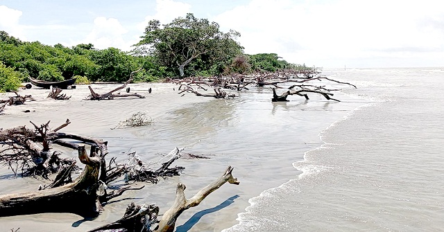 ভাঙছে সৈকত, সৌন্দর্য হারাচ্ছে কুয়াকাটা