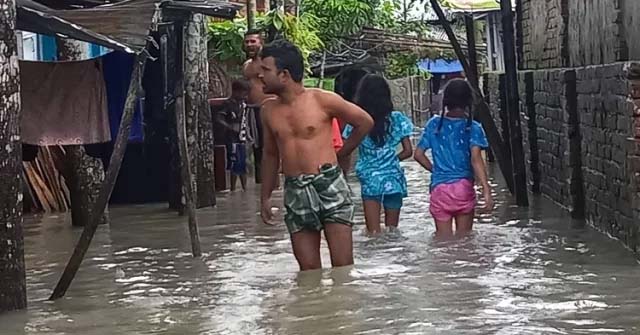 পানিতে ভাসছে বরিশাল নগরী 