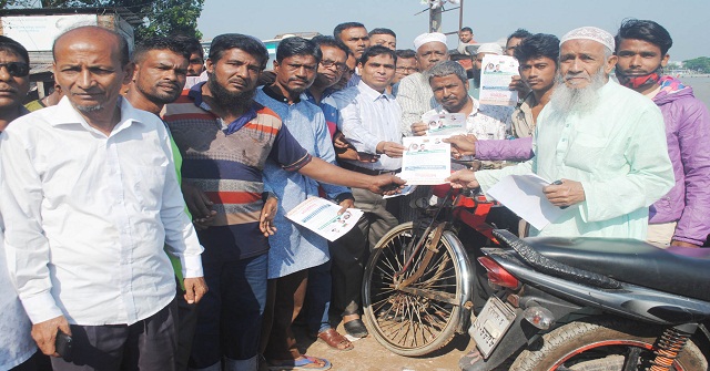 বরিশালে জেলা ও থানা শ্রমিকদলের লিফলেট বিতরণ