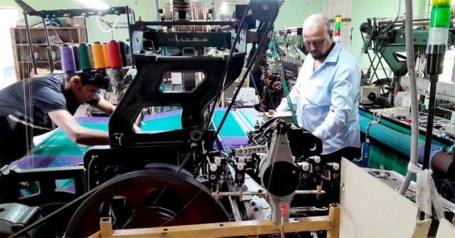  বন্ধু জুতা সেলাই করছেন, পাশে বসে গল্পে মশগুল মাশরাফি