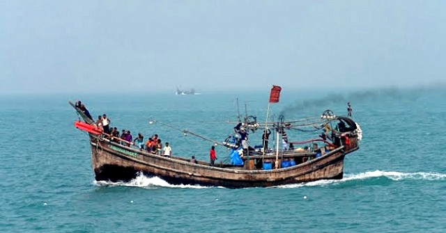 মনপুরায় ট্রলারে জলদস্যুদের হামলা, ৪ জেলে অপহরণ