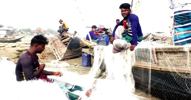 ঈদের দিনেও মাংসের দোকানে ক্রেতাদের ভিড় 