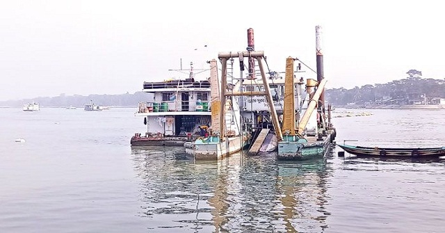 নদীর বালু নদীতে, টাকা যাচ্ছে পানিতে