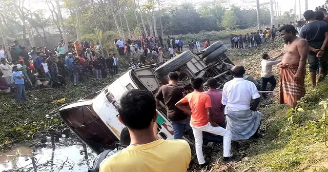 ভোলায় নিয়ন্ত্রণ হারিয়ে বাস খাদে, এক যাত্রী নিহত