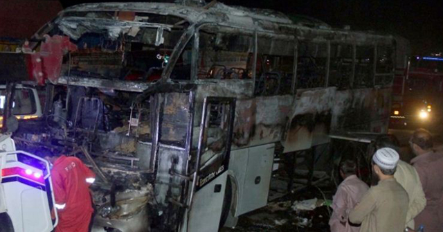 পাকিস্তানে বন্যাদুর্গতদের বহনকারী বাসে আগুন, নিহত ১৮