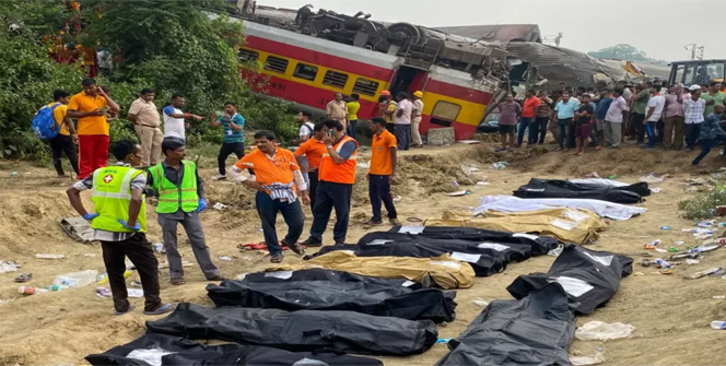ভারতে ভয়াবহ ট্রেন দুর্ঘটনায় নিহত ২৮৮, হতাহত আরো বাড়ার আশঙ্কা
