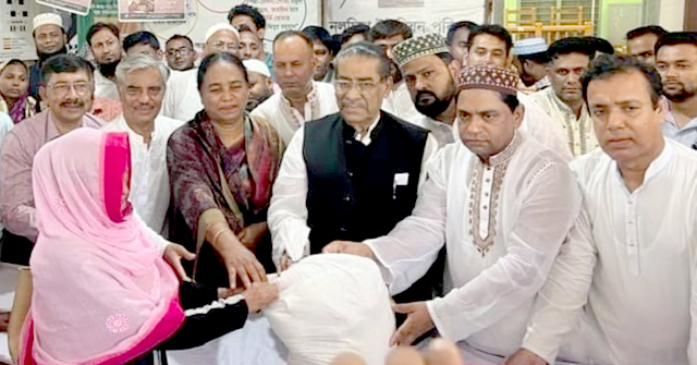 গৌরনদীতে আবুল হাসানাত আব্দুল্লাহর ইফতার সামগ্রী বিতরণ