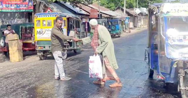 বরিশালে গলে যাচ্ছে সড়কের পিচ
