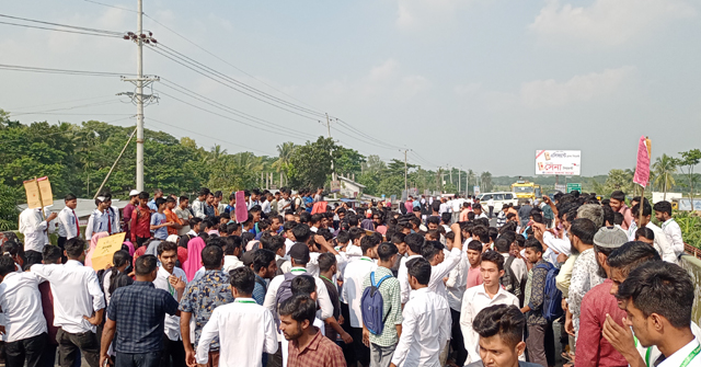 বরিশালে এটিআই অধ্যক্ষের অপসারণ দাবিতে চারঘন্টা মহাসড়ক অবরোধ