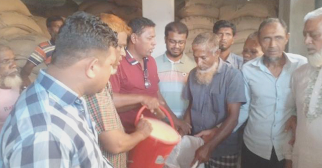 লালমোহনে জেলেদের মাঝে চাল বিতরণ