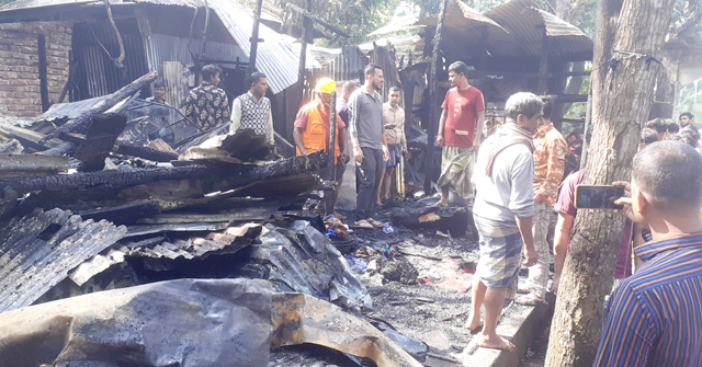 দৌলতখানে গ্যাস সিলিন্ডারের আগুনে বসতঘর পুড়ে ছাই