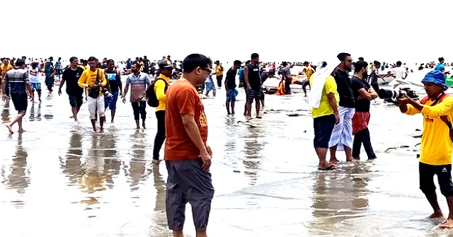 কুয়াকাটায় আনন্দ উল্লাসে মেতেছেন পর্যটকরা
