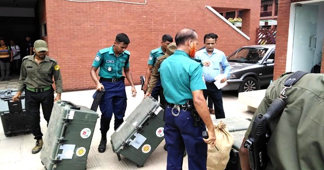 বরিশালে কেন্দ্রে কেন্দ্রে যাচ্ছে নির্বাচনী সরঞ্জাম