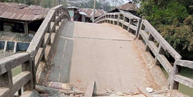 এক সেতুর জন্য ৭ গ্রামের মানুষের দুর্ভোগ