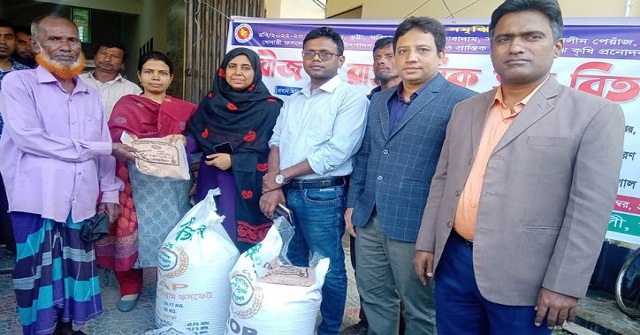 বরিশালে কৃষকদের মাঝে বীজ ও সার বিতরণ