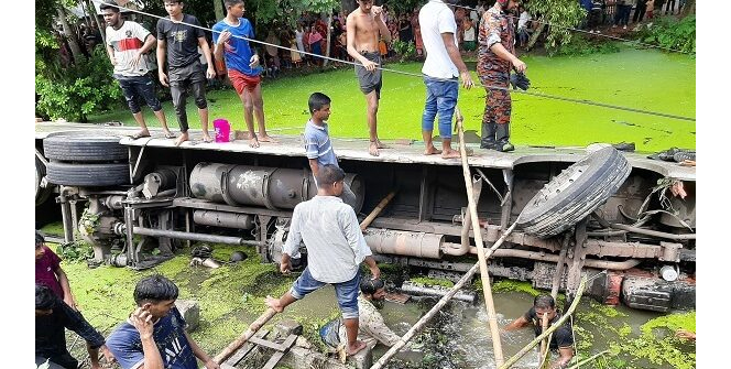  গৌরনদীতে দুই বাসের সংঘর্ষ পুকুরে ইলিশ পরিবহন, আহত ২৫