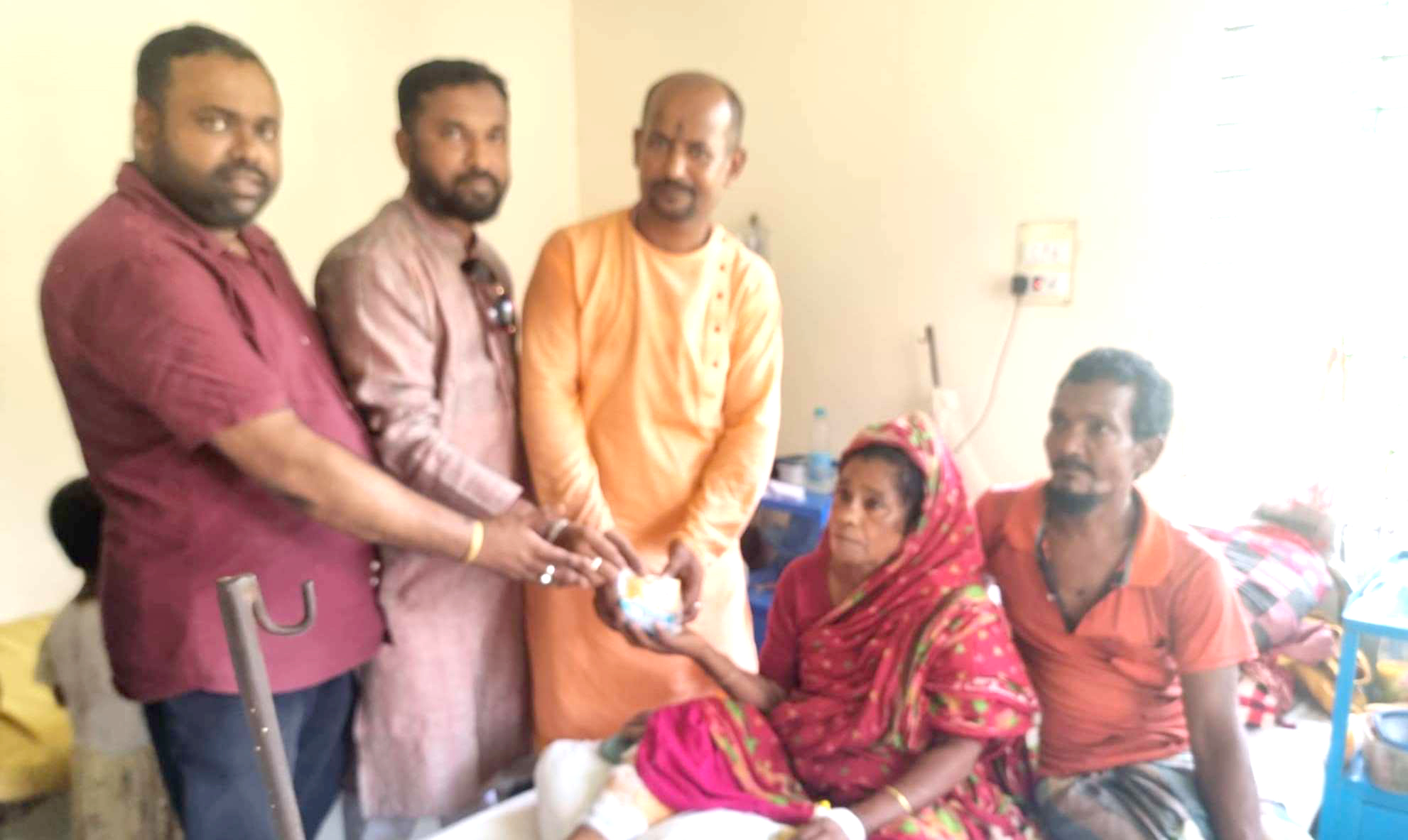  কাউখালী হাসপাতালে দুস্থ রোগীদের মাঝে শুকনো খাবার বিতরণ
