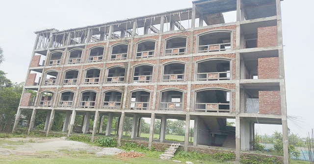 আমতলীতে ভবন নির্মাণে দুর্নীতি ও অনিয়মের অভিযোগ