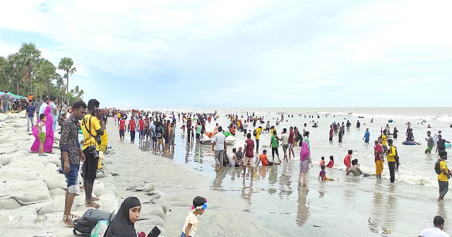 কানায় কানায় পরিপূর্ণ কুয়াকাটা সমুদ্র সৈকত