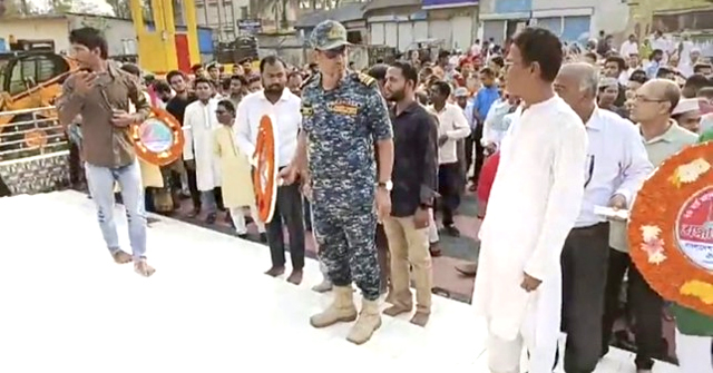 জুতা পায়ে বঙ্গবন্ধুর ম্যুরালে ফুল দেয়ার চেষ্টা