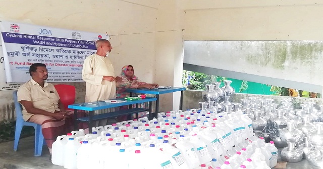 লালমোহনে ঘূর্ণিঝড়ে ক্ষতিগ্রস্তরা পেলেন আর্থিক সহায়তা ও উপকরণ