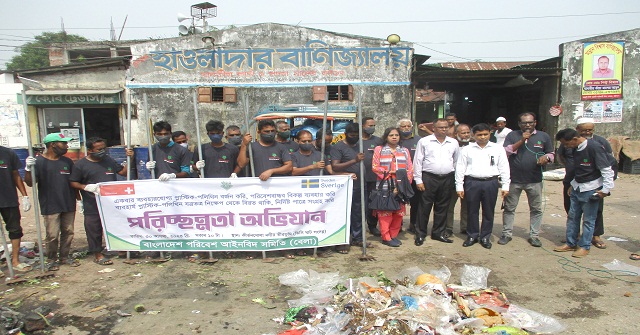 কীর্তনখোলা নদীর তীরভূমিতে পরিচ্ছন্নতা অভিযান