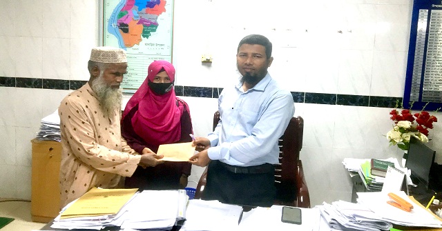 মঠবাড়িয়ায় মেধাবী শিক্ষার্থীর পাশে ইউএনও
