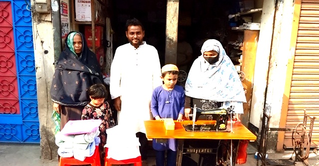 ঝালকাঠিতে অসহায় পরিবারের মুখে হাসি ফোটালেন ছবির হোসেন